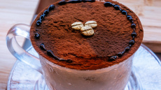 Tiramisu būs gaisīgs un grezns, ja sekosiet vienkāršajam piecu sastāvdaļu šokolādes akcenta