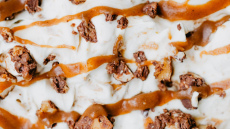 Lipīgais karameļu pudiņš garšos vēl labāk, ja virsū pārkaisīsiet vienu negaidītu sastāvdaļu