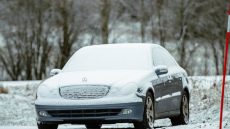 Vienkāršs veids kā atkausēt automašīnas vējstiklu dažu minūšu laikā