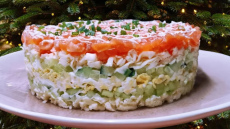 Svētku salāti ar krabju nūjiņām, garnelēm un avokado – izcila garša