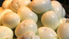 Šis ir vienīgais veids, kā es mizoju olas - esmu iemācījusies divus trikus, un tagad čaumalas pašas nokrīt nost