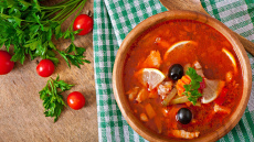 Leģendārās padomju soļankas gatavošana – recepte, ko izmantoja katrā cienīgā ēdnīcā