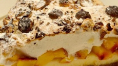 Fantastiski garda torte ar persikiem un iebiezināto pienu – 30 minūtes cepeškrāsnī un gatavs