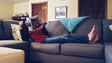 Nesteidzieties pirkt jaunu - 3 superprodukti pārveidos jūsu veco, notraipīto dīvānu