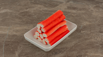 Padomi, kā atpazīt kvalitatīvas krabju nūjiņas – tas var ļoti noderēt