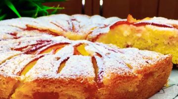 Sulīgs mannā deserts ar persikiem: mājīga recepte lieliskam noskaņojumam