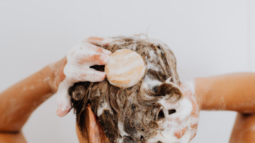 Jūsu mati paliks tīri nedēļu: lūk, ar ko tos mazgāt