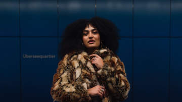 Efektīvas mākslīgās kažokādas sausās un mitrās tīrīšanas metodes – modes dāmām noderēs