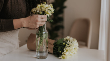 Pastāstīsim, kāpēc ziedi vāzē tik ātri novīst un ko darīt, lai tie ilgāk priecētu