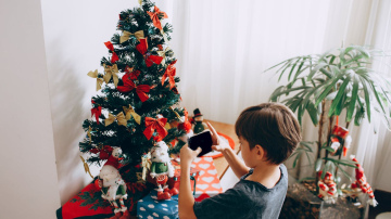 Kā skaisti izrotāt savu Ziemassvētku eglīti: moderni rotājumi, kurus ir vērts iegādāties