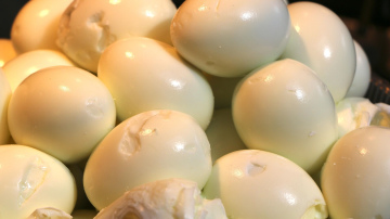 Šis ir vienīgais veids, kā es mizoju olas - esmu iemācījusies divus trikus, un tagad čaumalas pašas nokrīt nost