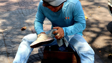 Tīri un spīdīgi apavi 5 minūtēs - vienkārši līdzekļi, kas atjaunos jūsu zābaku un sporta apavu perfekto izskatu