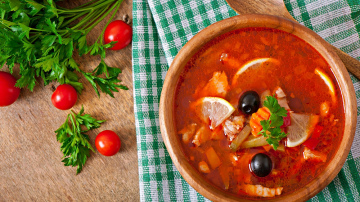 Leģendārās padomju soļankas gatavošana – recepte, ko izmantoja katrā cienīgā ēdnīcā