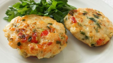 Vistas kotletes ar sēnēm, papriku un sieru – tās var pasniegt pat smalkiem viesiem