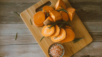 Saldie kartupeļi būs kraukšķīgi un nekad neizšķīdīs, ja pievienosi vienu dabīgu sastāvdaļu