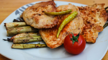 Vienkāršs triks sulas notecināšanai no cepta tītara vai vistas, ko nezināja pat profesionāli šefpavāri