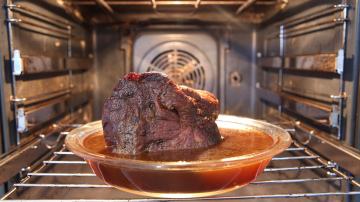 Visas nianses par to, kā cepeškrāsnī izcept sulīgu veselu gaļas gabalu – šefpavāru padomi