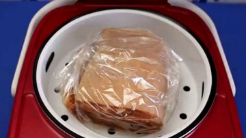 Maisiņā vārīts speķis ar garšvielām un ķiplokiem – lieliska recepte