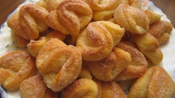 Mūsu ģimenē šos maigos biezpiena cepumiņus gatavo jau ceturtajā paaudzē – tik gardi, ka pazūd vienā mirklī