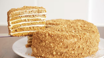 Mūdu ģimenē medus kūku gatavo pannā – vienkārš, gardi un viesi vienmēr prasa vēl