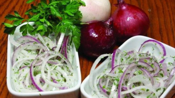 Kā ātri un garšīgi marinēt sīpolus etiķi – derēs gan salātiem, gan pie gaļas