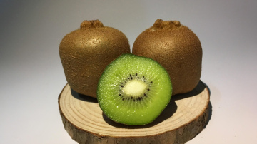 Ātrs un  vienkāršs veids, kā nomizot kivi