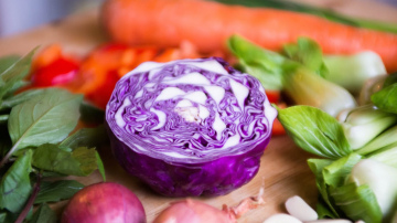 Sarkano kāpostu recepte tik garšīga, ka Ziemassvētku vakariņas bez tās “nebūtu pilnīgas”