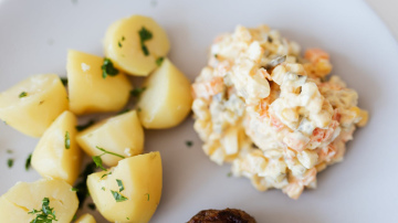 Kartupeļu salāti būs daudz garšīgāki, ja majonēzes vietā izmantosiet vienu citu sastāvdaļu