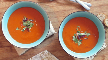 Pavāre padara savu 10 minūšu tomātu zupu garšīgāku un bagātīgāku, pievienojot vienu vienkāršu sastāvdaļu