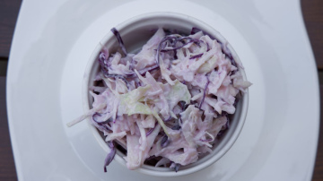 Kāpostu salāti būs daudz garšīgāki, ja majonēzi aizstāsiet ar vienu labāku sastāvdaļu