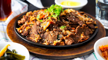 Liellopa sautējums garšos sulīgi, ja katlā pievienosiet vienu svētku sastāvdaļu