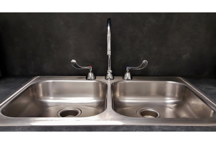 Kā notīrīt izlietnes noteku ar populāru mērci - sadzīves triks, par kuru daudzi nezina