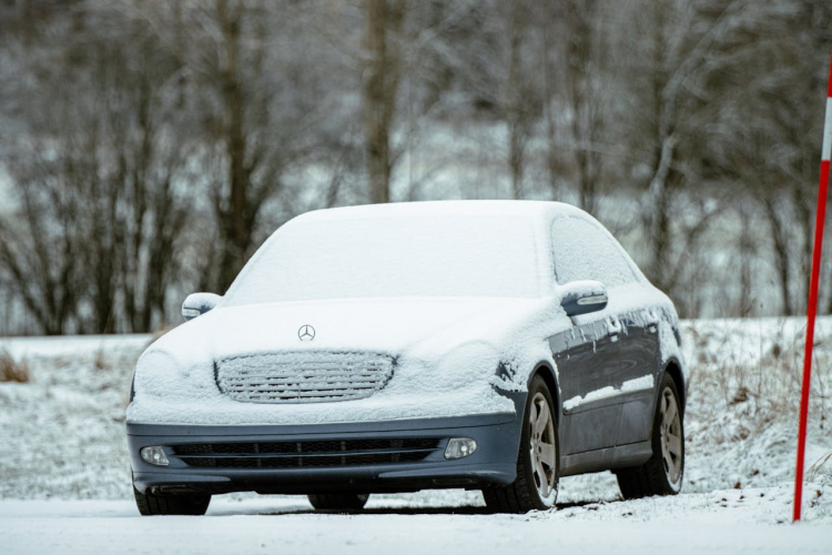 Vienkāršs veids kā atkausēt automašīnas vējstiklu dažu minūšu laikā
