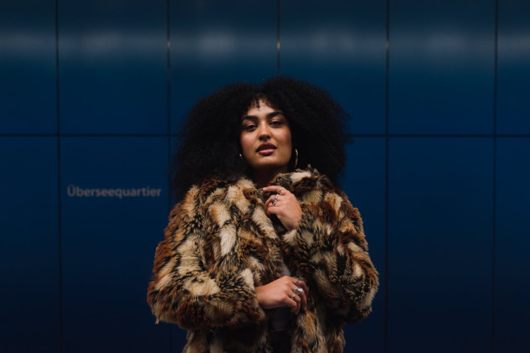 Efektīvas mākslīgās kažokādas sausās un mitrās tīrīšanas metodes – modes dāmām noderēs