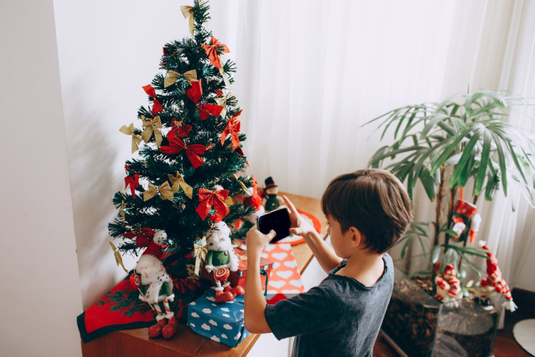 Kā skaisti izrotāt savu Ziemassvētku eglīti: moderni rotājumi, kurus ir vērts iegādāties