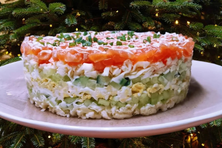 Svētku salāti ar krabju nūjiņām, garnelēm un avokado – izcila garša