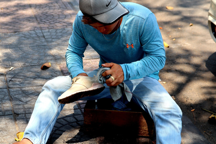 Tīri un spīdīgi apavi 5 minūtēs - vienkārši līdzekļi, kas atjaunos jūsu zābaku un sporta apavu perfekto izskatu