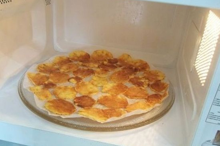 Pagatavojiet kartupeļu čipsus mājās tikai 5 minūtēs – būs daudz gardāki kā veikalā pirktie