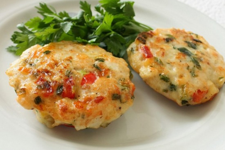 Vistas kotletes ar sēnēm, papriku un sieru – tās var pasniegt pat smalkiem viesiem