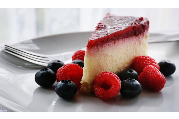 Pavāre siera kūkai pievieno vienu papildu sastāvdaļu, lai tā “ideāli” sastingtu