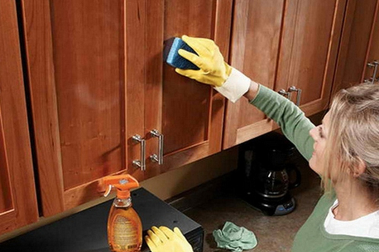 Dažas labas mājas metodes, kā efektīvi notīrīt virtuves skapīšus no taukiem