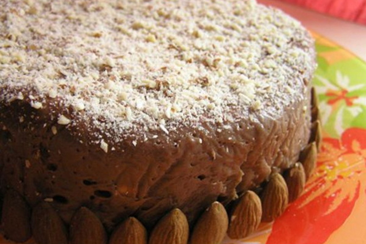 Šokolādes karameļu kūka ar žāvētām aprikozēm un riekstiem bez cepšanas