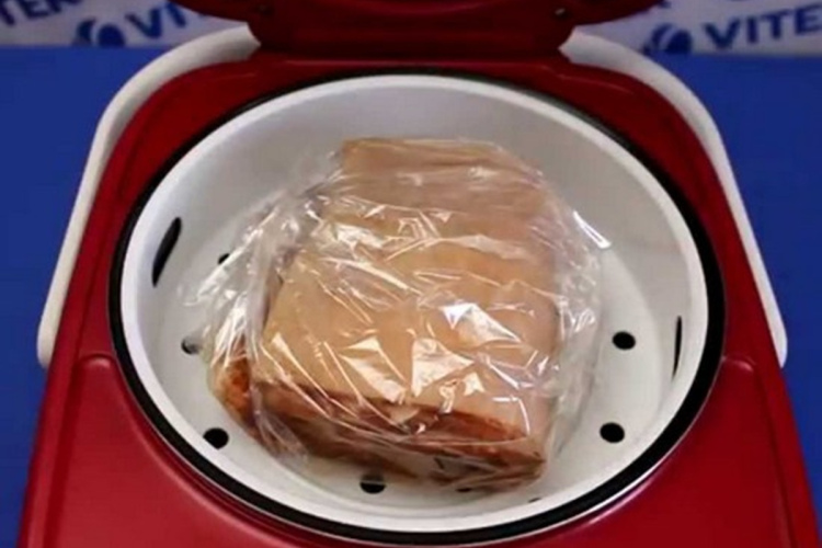 Maisiņā vārīts speķis ar garšvielām un ķiplokiem – lieliska recepte