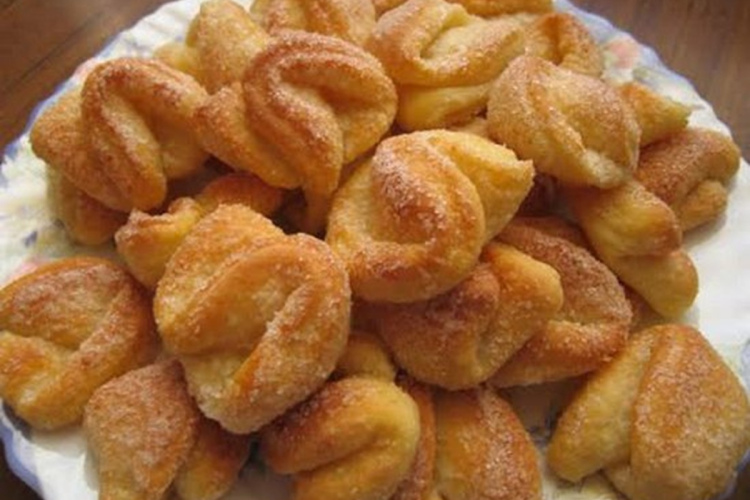 Mūsu ģimenē šos maigos biezpiena cepumiņus gatavo jau ceturtajā paaudzē – tik gardi, ka pazūd vienā mirklī