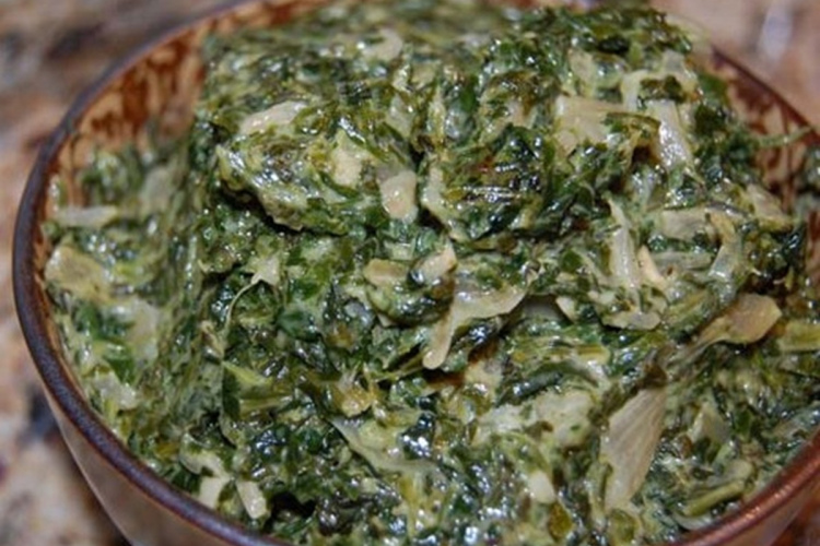 Spināti ar ceptiem sīpoliem – kombinācija, kas patīk pat tiem, kas šos divus produktus nemīl