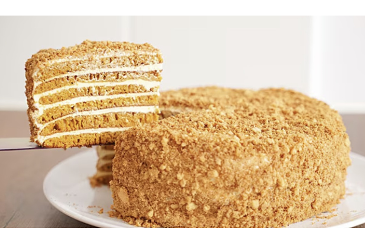 Mūsu ģimenē medus kūku gatavo pannā – vienkārši, gardi un viesi vienmēr prasa vēl