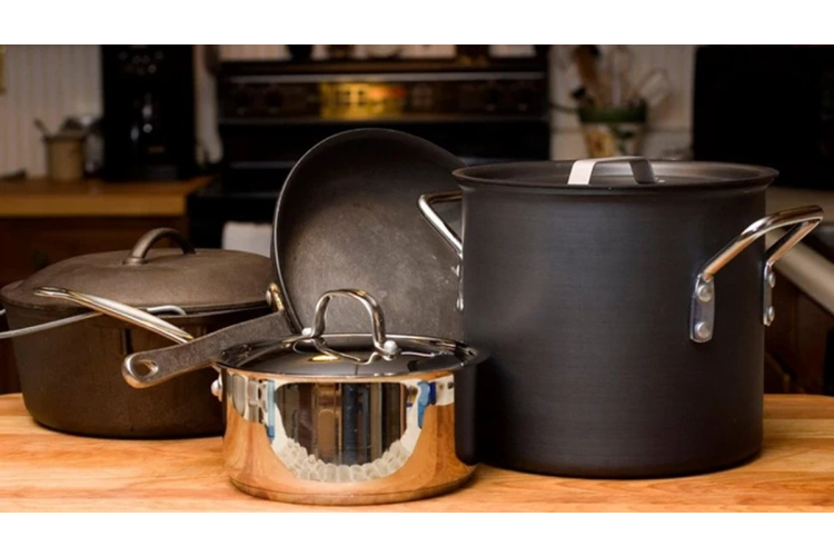 Kā ātri notīrīt taukus no katliem un pannām aukstā ūdenī - laika gaitā pārbaudītas metodes