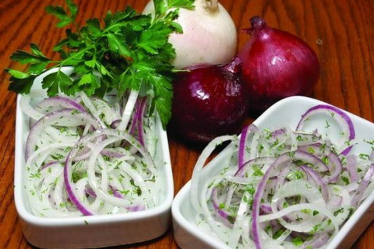 Kā ātri un garšīgi marinēt sīpolus etiķi – derēs gan salātiem, gan pie gaļas