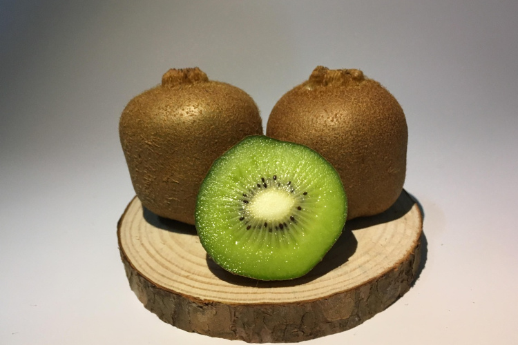 Ātrs un  vienkāršs veids, kā nomizot kivi