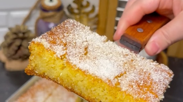 Uzlabots vecmāmiņas mannā pīrāgs ar apelsīnu sulu un kokosriekstu skaidiņām